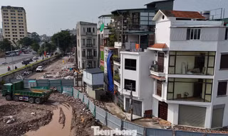 Người dân hối hả 'đại tu' nhà cửa sau giải phóng mặt bằng dự án cầu Trần Hưng Đạo