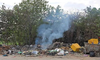 Một bãi rác trên đường Phạm Tu bị đốt trái phép