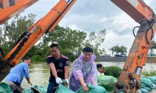 Hà Nội huy động hàng trăm người gia cố đê sông Tích