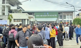 Công nhân xếp hàng xuyên đêm tìm giấc mơ 'an cư lạc nghiệp'