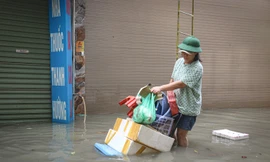 Hà Nội khẩn trương lắp trạm bơm nhỏ thoát nước cho ngõ xóm còn ngập úng