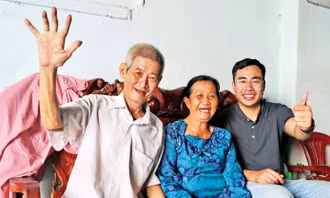 Ông Sơn sống cùng vợ trong căn nhà nhỏ cạnh UBND phường Đô Vinh