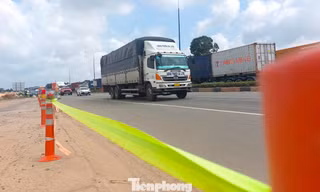 Hình ảnh đường huyết mạch ở TPHCM tạm khóa làn để thi công cầu vượt 