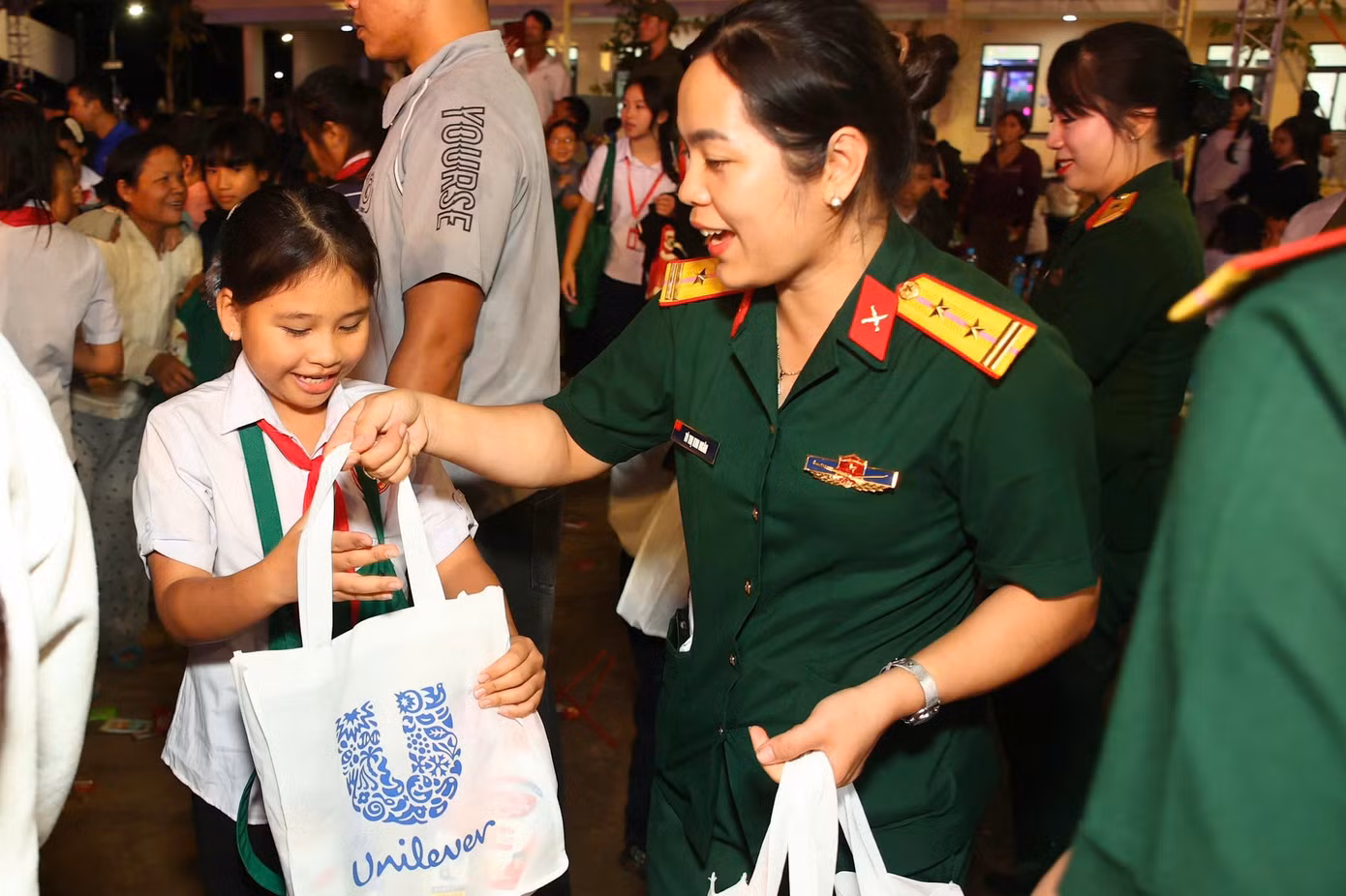 cac-em-hoc-sinh-hao-hung-voi-nhung-phan-qua-tu-unilever-viet-nam.jpg