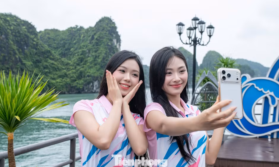 Thí sinh Hoa hậu Việt Nam check-in Hòn Rùa đẹp nhất Cát Bà