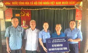 Quỹ Bảo hiểm xe cơ giới hỗ trợ 90 triệu đồng cho gia đình 2 nạn nhân bị tai nạn giao thông ở Nghệ An