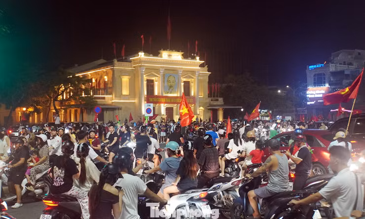 Hải Phòng ăn mừng chiến thắng