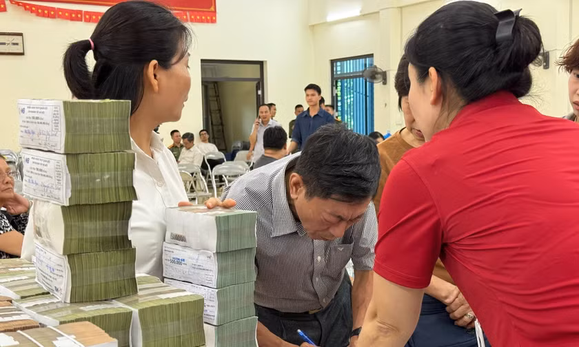 Người dân Hà Nội nhận bao tải tiền bồi thường dự án Quốc lộ 1A