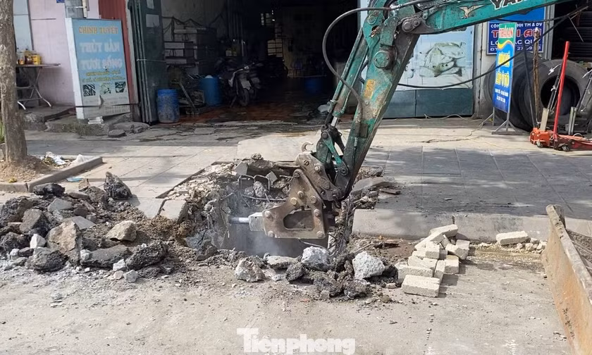 Hà Nội: Vỉa hè vừa 'thay áo mới' đã tiếp tục đào lên thi công cống thoát nước