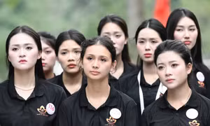 Thí sinh Hoa hậu Việt Nam dâng hương tại Nghĩa trang Liệt sĩ Quốc gia Vị Xuyên