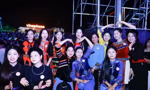 Thí sinh Hoa hậu Việt Nam lần đầu bước lên sân khấu trước hàng chục nghìn khán giả
