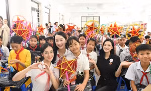 Thí sinh Hoa hậu Việt Nam 2026 mang Trung Thu sớm tới các em nhỏ vùng cao