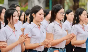 Thí sinh Hoa hậu Việt Nam thành kính tưởng niệm Trạng Trình Nguyễn Bỉnh Khiêm 