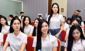 Thí sinh Hoa hậu Việt Nam 2026 học bí kíp tự tin, bản lĩnh trước đám đông từ MC Trần Ngọc 