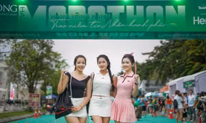 Hoa hậu Trúc Linh và dàn người đẹp cổ vũ các VĐV giải Tiền Phong Half Marathon