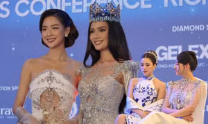 Hoa hậu Tiểu Vy nũng nịu bên Lương Thùy Linh tại họp báo công bố Miss World 2026