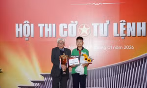 Kỳ thủ lớp 6 Đặng Khánh Minh giành ngôi vô địch tại Hội thi Cờ Tư lệnh 2025