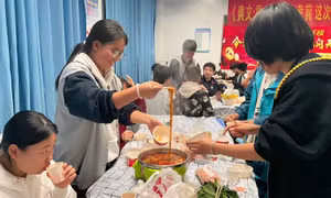 Lớp học "thư giãn" tại Trung Quốc: Thầy trò cùng nấu lẩu, xem hoạt hình