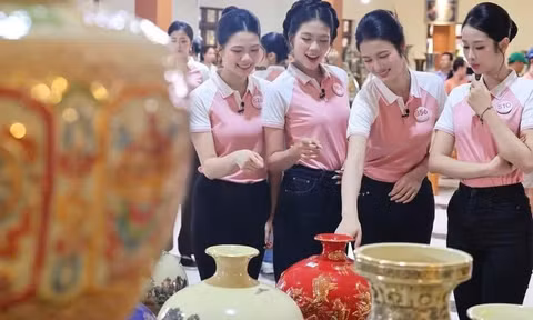 Thí sinh Hoa hậu Việt Nam khám phá điều chưa từng thấy ở xưởng gốm Chu Đậu 