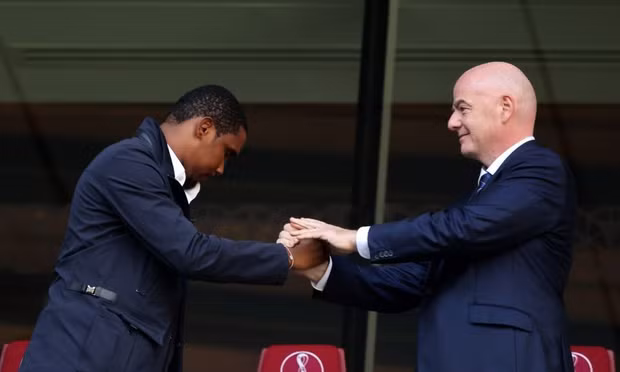 Chủ tịch FIFA Gianni Infantino và Samuel Eto’o.