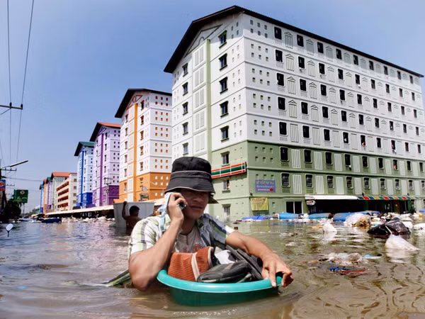 Lũ đổ về tỉnh Thammasat (Pattanapong Hirunard/Bangkok Post)
