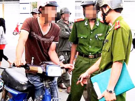 Đánh thượng sĩ công an dập mặt vì bị thu xe gian