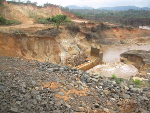 Vỡ đập thủy điện Gia Lai, 10 người bị cuốn trôi