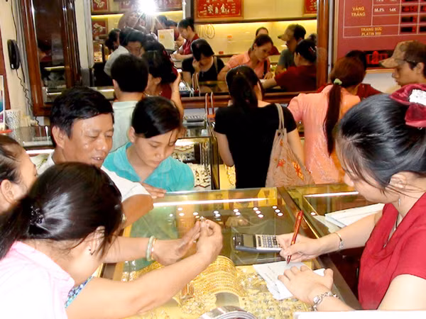 Vàng tiếp tục vượt mức 35 triệu đồng/lượng