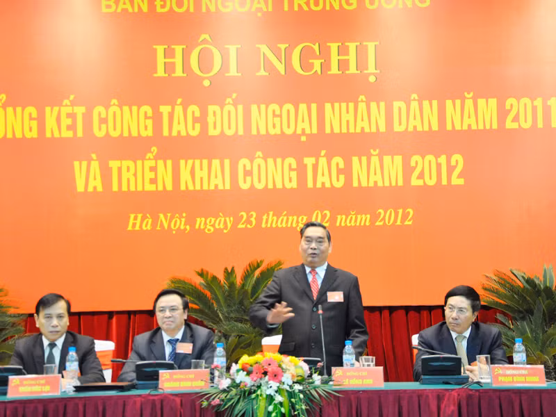 Chủ tịch đoàn, từ phải sang: Bộ trưởng Ngoại giao Phạm Bình Minh; Ủy viên BCT - Thường trực Ban Bí thư Lê Hồng Anh; Trưởng Ban Đối ngoại Trung ương Hoàng Bình Quân; Phó trưởng Ban Đối ngoại Trung ương Trần Đắc Lợi Ảnh: Đại Phượng