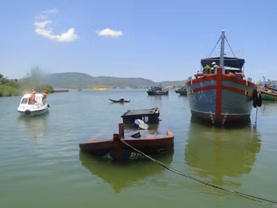 Điều tra con tàu chìm nghi xả dầu bẩn