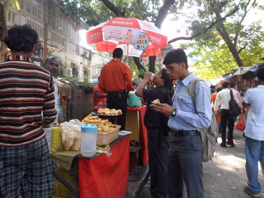 Thức ăn vỉa hè ở Mumbai rất rẻ