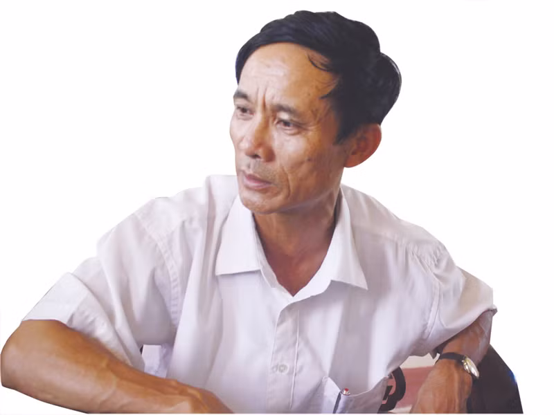 Xóm trưởng Nguyễn Văn Kính lắc đầu buồn bã: “Xóm tôi cơ bản không còn thanh niên, hơn 100 thanh niên đã rời bỏ xóm đi làm ăn xa cả”.