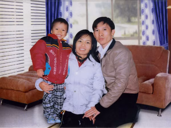 Chị Phương hạnh phúc bên chồng và con