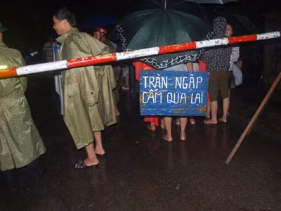 Ôtô 7 chỗ bị lũ cuốn trôi, 5 người mất tích