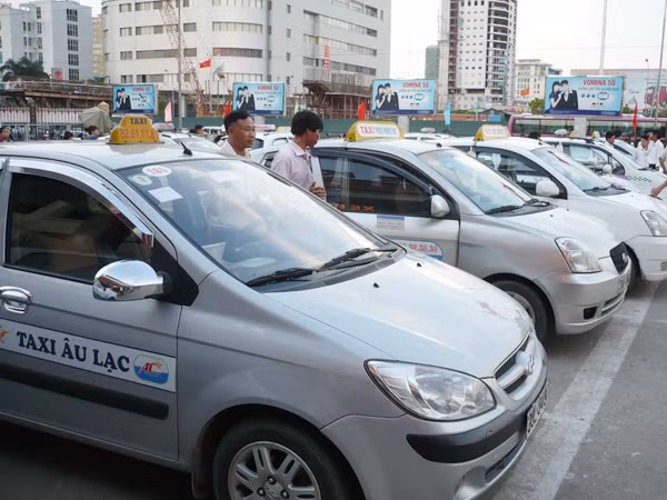 Taxi hoạt động từ đường vành đai 3 trở vào sẽ phải đóng phí. Ảnh: Trọng Đảng
