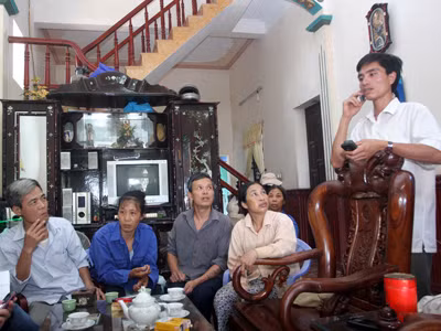 Người thân của các lao động kẹt tại Nga đang rất lo lắng trước tình cảnh của con em mình Ảnh: Bảo Anh