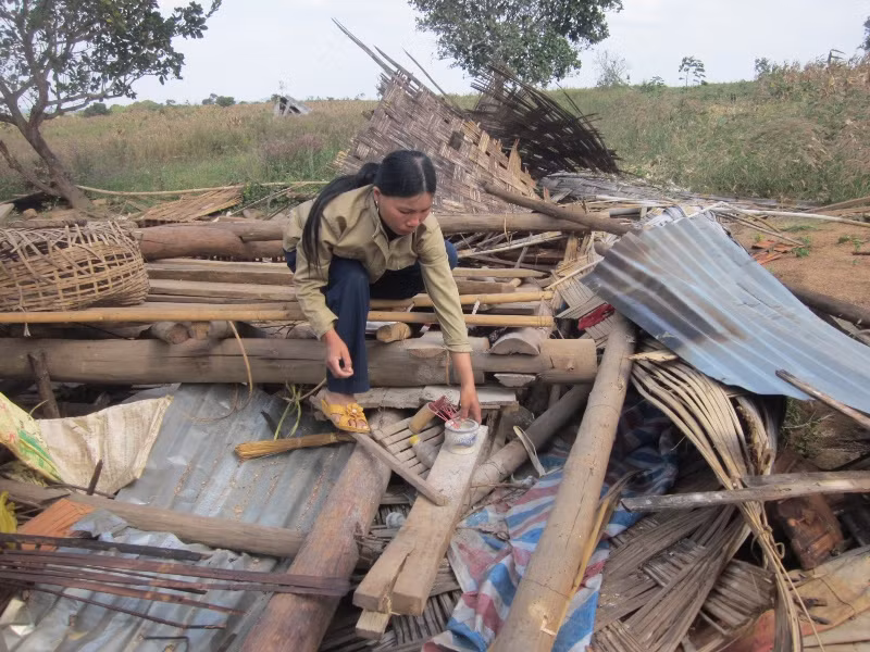Voi húc đổ nhà trong đêm, 3 mẹ con suýt mất mạng