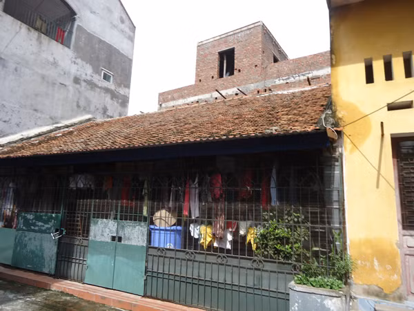 Ngôi nhà cổ của ông Đạo bị chặt đôi để xây nhà cao tầng