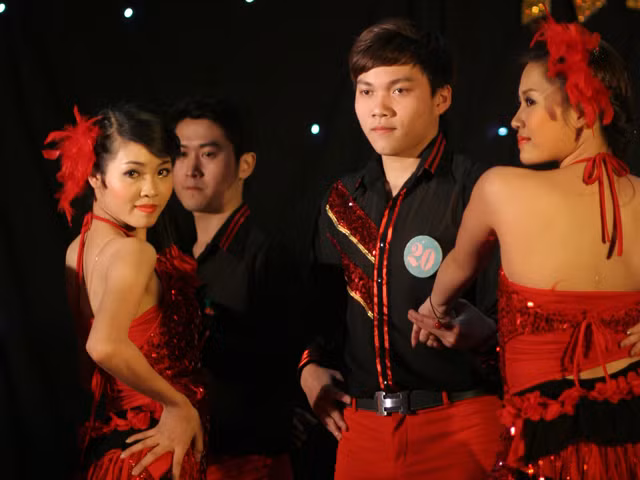 Khi vũ công là nữ sinh công sở
