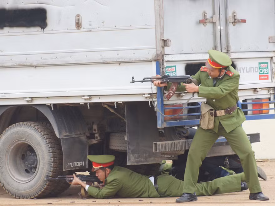 Trấn áp biểu tình gây rối, tiêu diệt cướp có vũ khí