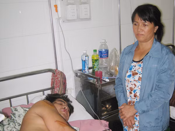 Trưởng Công an xã dùng súng đánh người