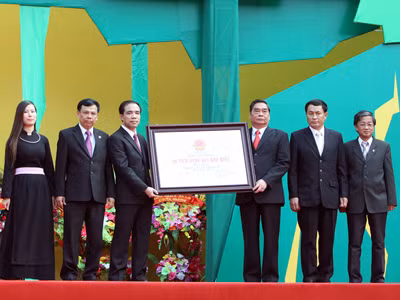 Đồng chí Lê Hồng Anh, Ủy viên Bộ Chính trị, Thường trực Ban Bí thư, dự và trao bằng xếp hạng Di tích Quốc gia đặc biệt Tân Trào cho tỉnh Tuyên Quang Ảnh: TTXVN