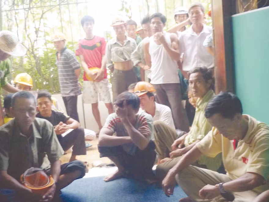 Các công nhân lãn công đòi trả lương theo hợp đồng. Ảnh: Nguyễn Huy