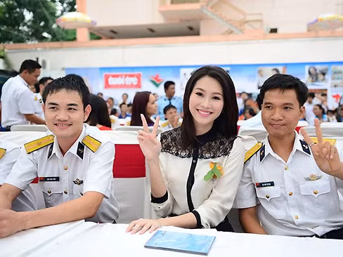 Hoa hậu Thu Thảo tưng bừng cùng 'Mùa xuân biển đảo'