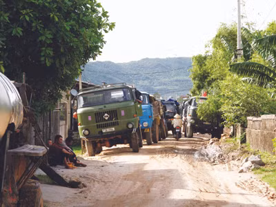 Xe chở đất nối đuôi nhau vào khu liên hợp gang thép và cảng nước sâu Sơn Dương (Hà Tĩnh)