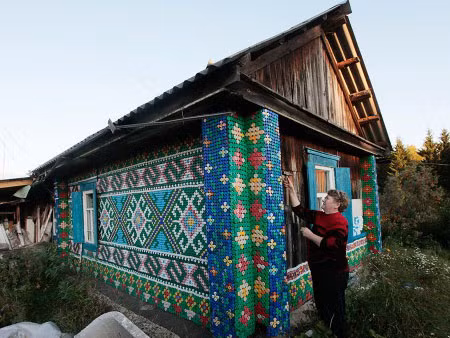 Xây nhà bằng 30.000 chai nhựa