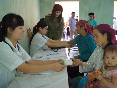 ĐVTN Tổng cục 4 tham gia khám bệnh, cấp phát thuốc miễn phí cho đồng bào vùng cao tại Hà Giang. Ảnh: N.M