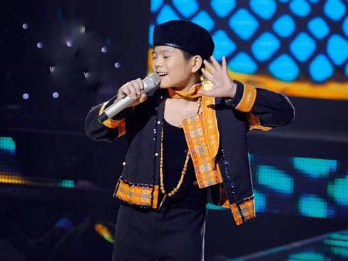 Giọng hát Việt nhí Quang Anh đứng đầu BXH