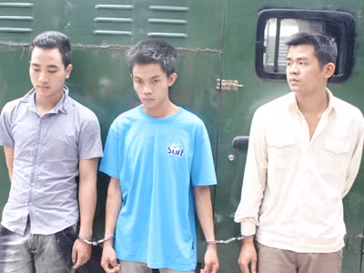 Giả công an lừa tình, tiền gái trẻ