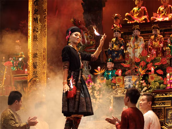 Khi Giáo sư, Tiến sĩ lên đồng